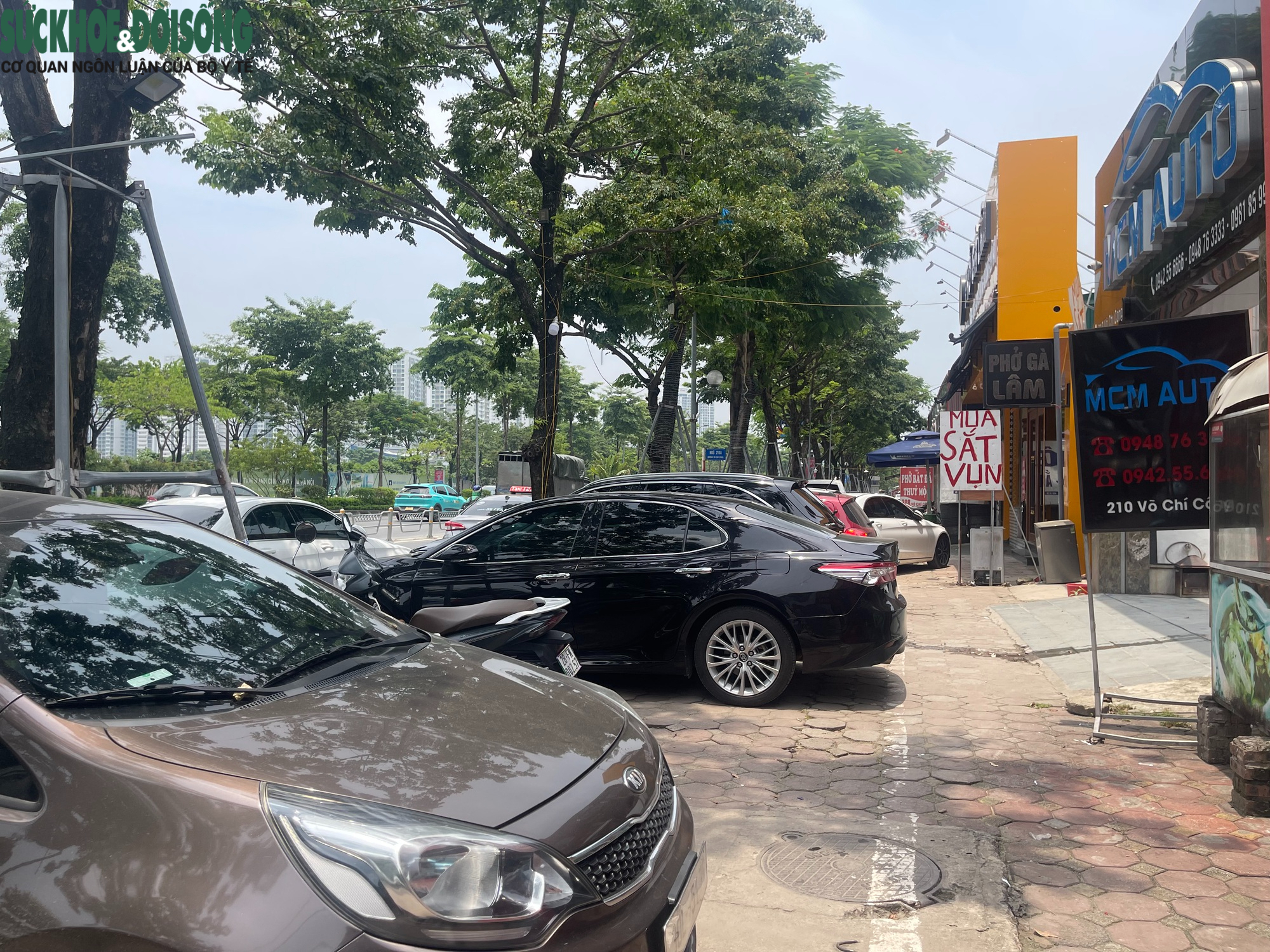 Hà Nội: Vỉa hè đường Võ Chí Công bị 'biến' thành gara, bãi đỗ xe- Ảnh 3. Hà Nội: Vỉa hè đường Võ Chí Công bị 'biến' thành gara, bãi đỗ xe- Ảnh 3.