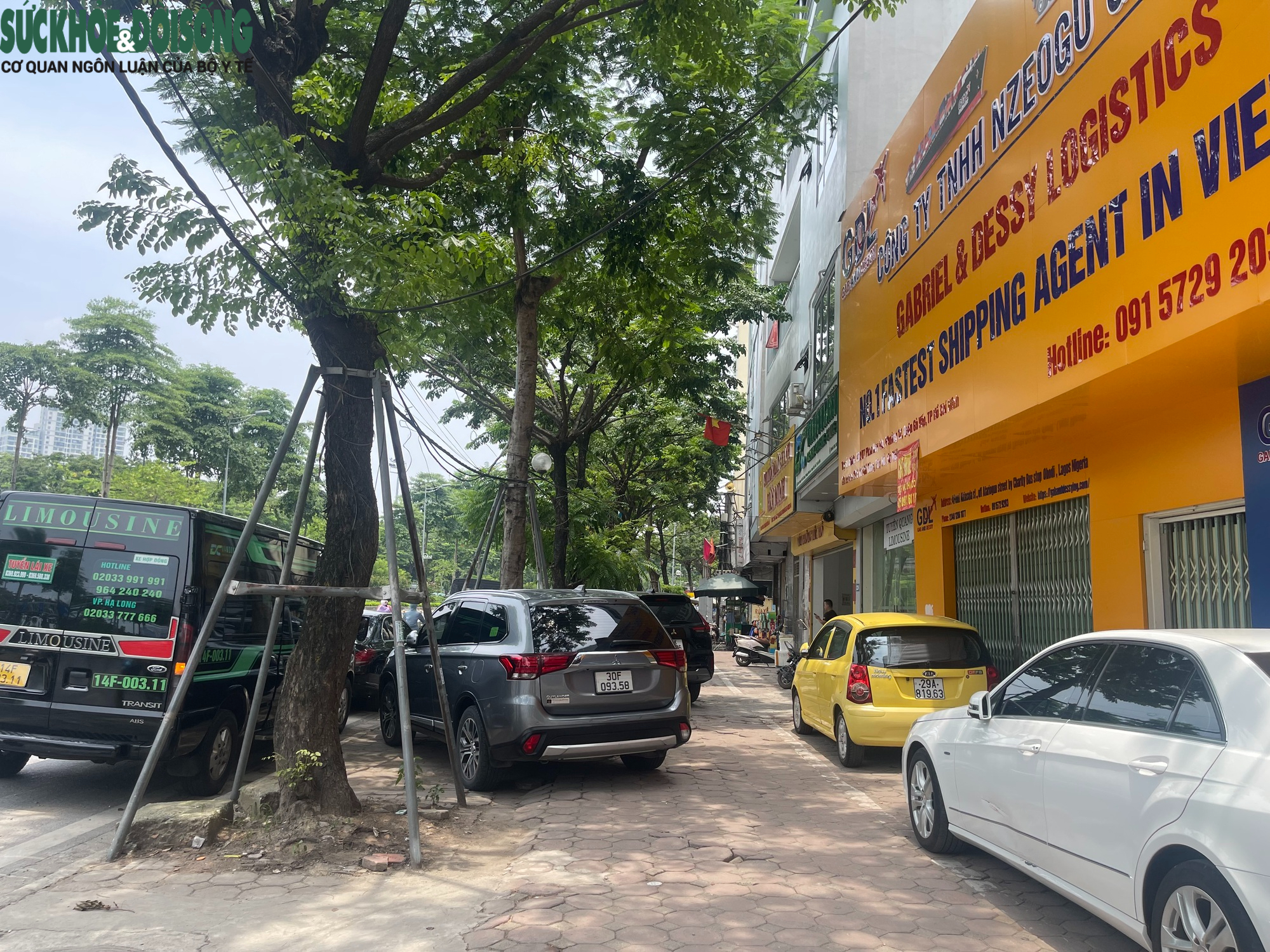 Hà Nội: Vỉa hè đường Võ Chí Công bị 'biến' thành gara, bãi đỗ xe- Ảnh 5. Hà Nội: Vỉa hè đường Võ Chí Công bị 'biến' thành gara, bãi đỗ xe- Ảnh 5.