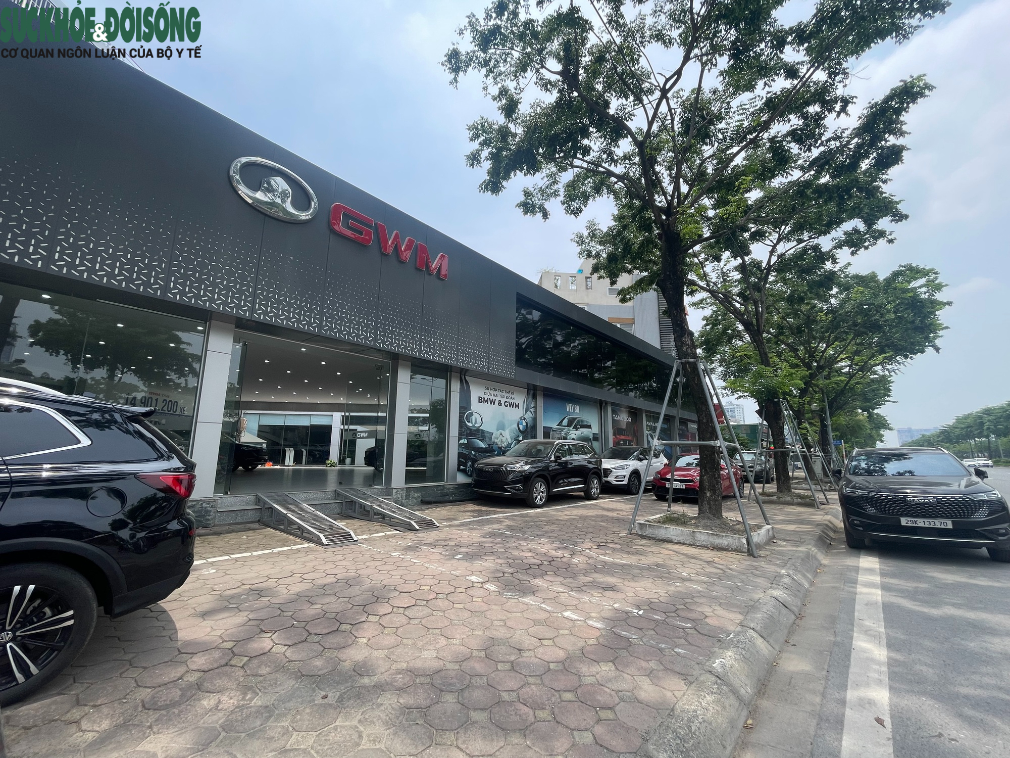 Hà Nội: Vỉa hè đường Võ Chí Công bị 'biến' thành gara, bãi đỗ xe- Ảnh 7. Hà Nội: Vỉa hè đường Võ Chí Công bị 'biến' thành gara, bãi đỗ xe- Ảnh 7.