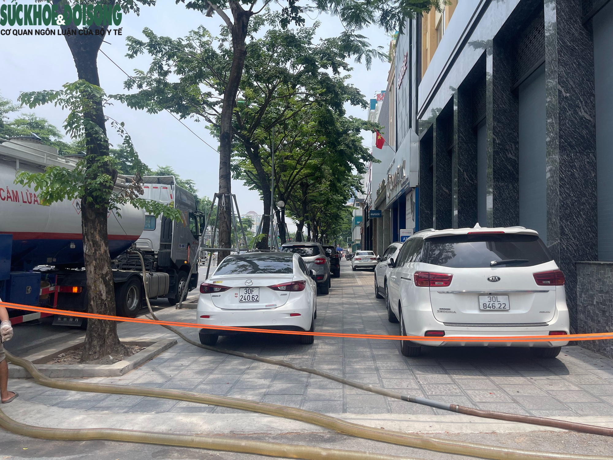 Hà Nội: Vỉa hè đường Võ Chí Công bị 'biến' thành gara, bãi đỗ xe- Ảnh 8. Hà Nội: Vỉa hè đường Võ Chí Công bị 'biến' thành gara, bãi đỗ xe- Ảnh 8.