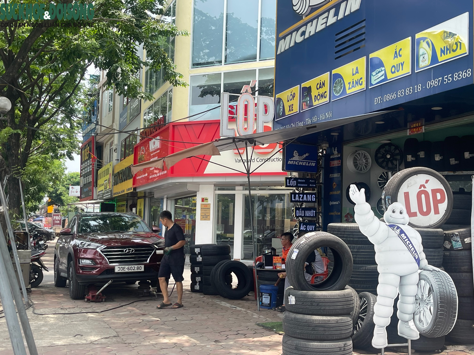 Hà Nội: Vỉa hè đường Võ Chí Công bị 'biến' thành gara, bãi đỗ xe- Ảnh 9. Hà Nội: Vỉa hè đường Võ Chí Công bị 'biến' thành gara, bãi đỗ xe- Ảnh 9.