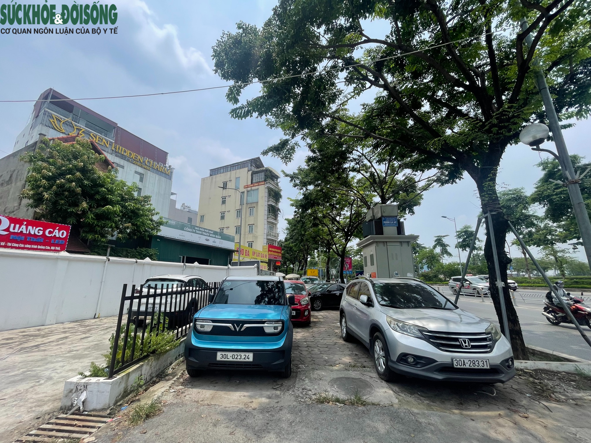 Hà Nội: Vỉa hè đường Võ Chí Công bị 'biến' thành gara, bãi đỗ xe- Ảnh 10. Hà Nội: Vỉa hè đường Võ Chí Công bị 'biến' thành gara, bãi đỗ xe- Ảnh 10.