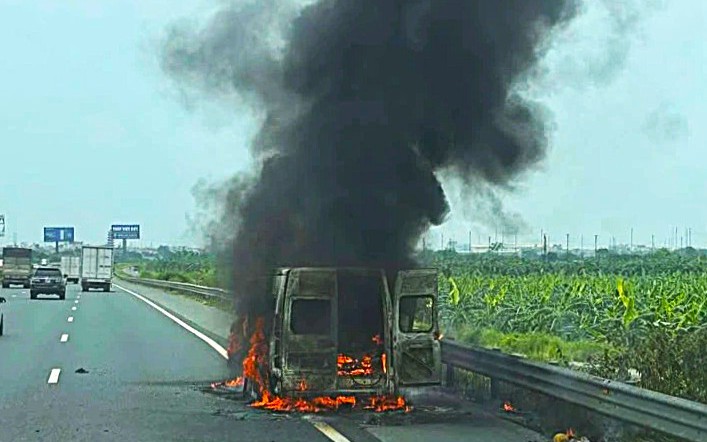 Cháy xe khách trên cao tốc Pháp Vân - Cầu Giẽ, nhiều người bỏ lại hành lý thoát thân