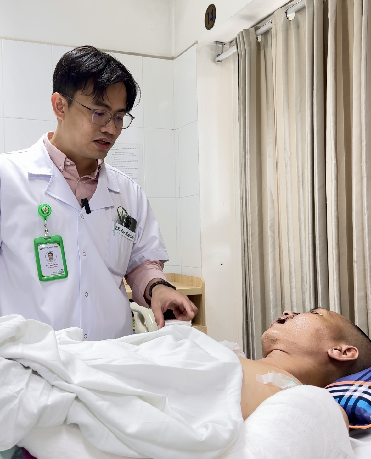 Đi xe máy mất lái, ngã vào đống sắt thép, nam thanh niên vỡ gan, đa chấn thương phải cấp cứu khẩn- Ảnh 2.
