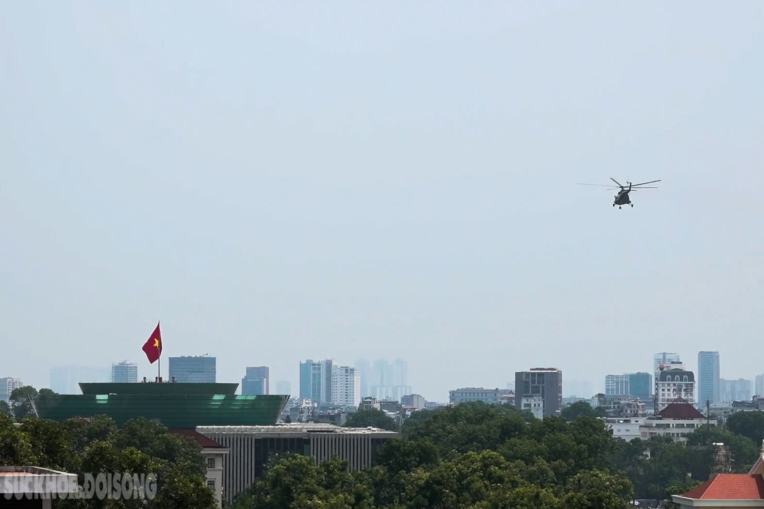 Tiêm kích Su-30MK2 trình diễn kỹ thuật bay 'khoan xoắn' tại Quảng trường Ba Đình- Ảnh 5. Tiêm kích Su-30MK2 trình diễn kỹ thuật bay 'khoan xoắn' tại Quảng trường Ba Đình- Ảnh 5.
