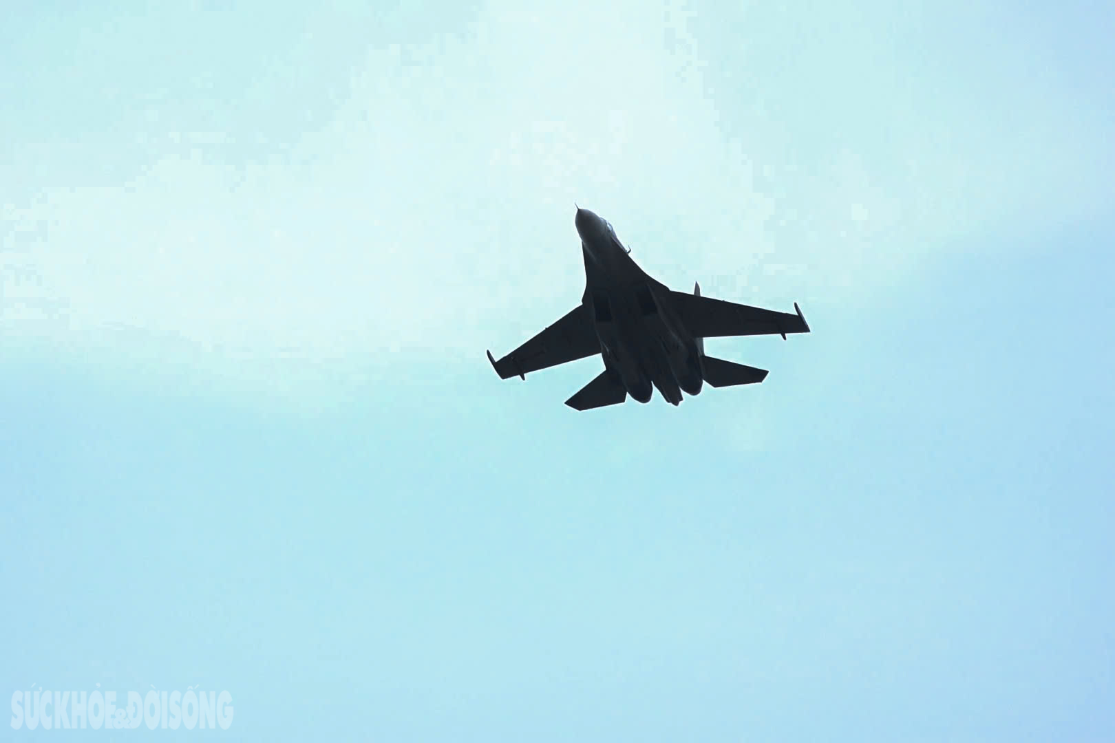 Tiêm kích Su-30MK2 trình diễn kỹ thuật bay 'khoan xoắn' tại Quảng trường Ba Đình- Ảnh 4. Tiêm kích Su-30MK2 trình diễn kỹ thuật bay 'khoan xoắn' tại Quảng trường Ba Đình- Ảnh 4.
