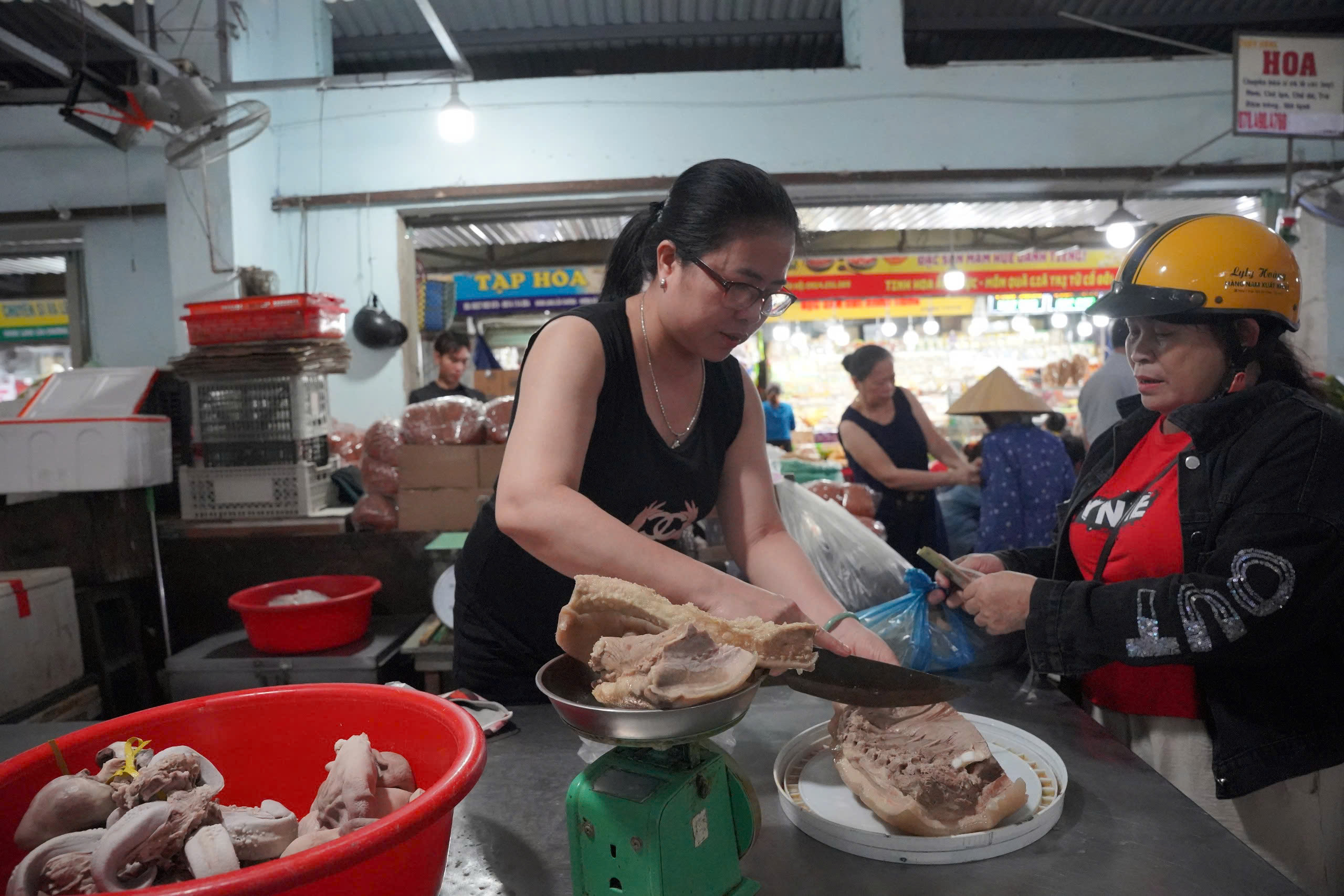Hàng quán ở Huế gặp khó vì người tiêu dùng 'ngại' thịt lợn- Ảnh 2. Hàng quán ở Huế gặp khó vì người tiêu dùng 'ngại' thịt lợn- Ảnh 2.