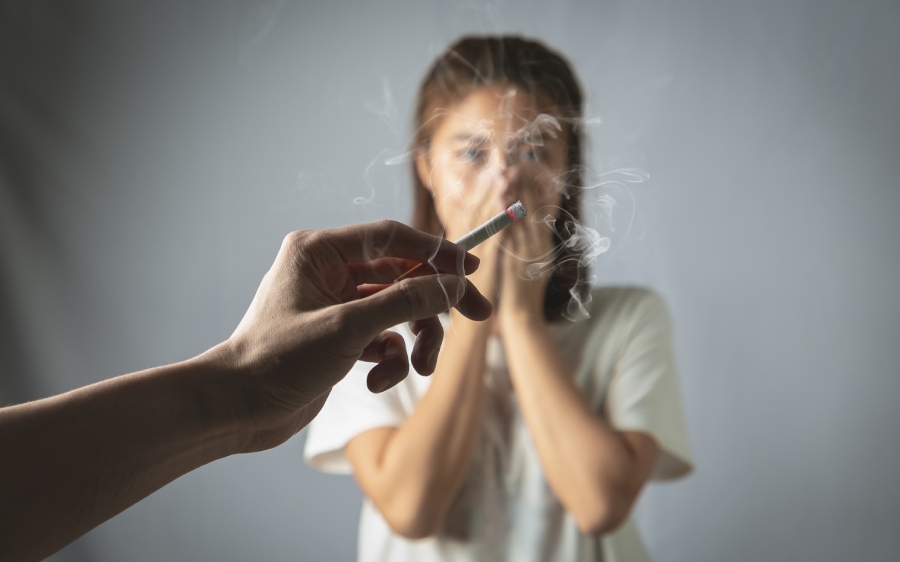 Mắc ung thư phổi do 'hít' phải khói thuốc lá thụ động trong gia đình- Ảnh 3.