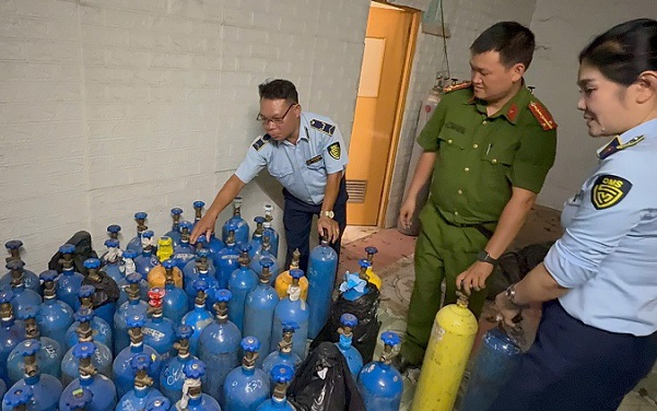 Đánh sập lò ‘khí cười’ trái phép, thu giữ hàng trăm bình khí N2O không rõ nguồn gốc