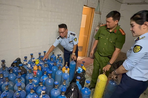 Đánh sập lò ‘khí cười’ trái phép, thu giữ hàng trăm bình khí N2O không rõ nguồn gốc - Ảnh 1.
