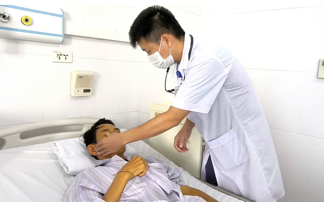 Giẫm phải đá nhọn khi lội ruộng, người đàn ông nhiễm loại vi khuẩn gây suy gan, thận