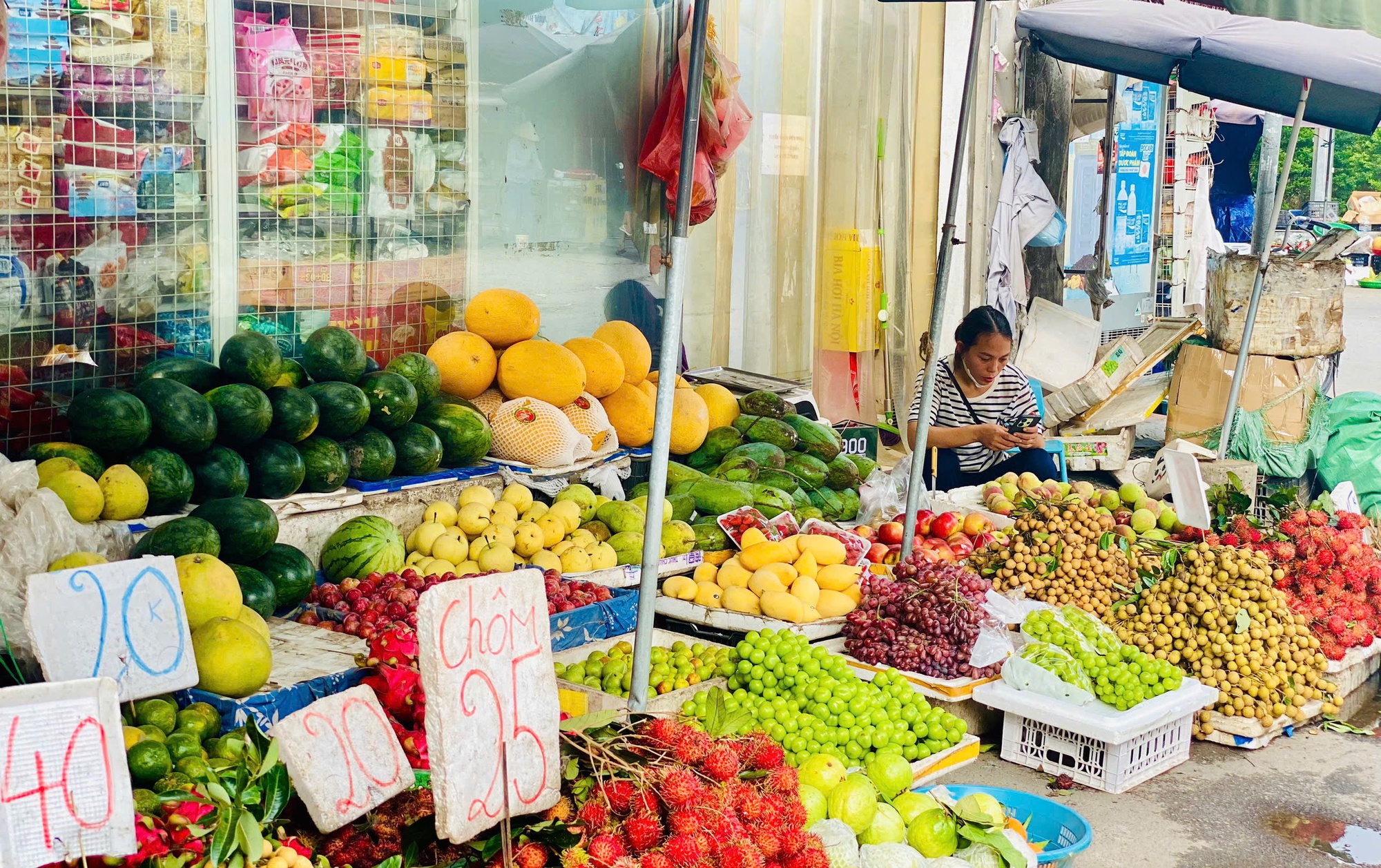Nho sữa Trung Quốc bán khắp thị trường, giá rẻ như nho thường chỉ vài chục nghìn đồng/kg- Ảnh 3. Nho sữa Trung Quốc bán khắp thị trường, giá rẻ như nho thường chỉ vài chục nghìn đồng/kg- Ảnh 3.
