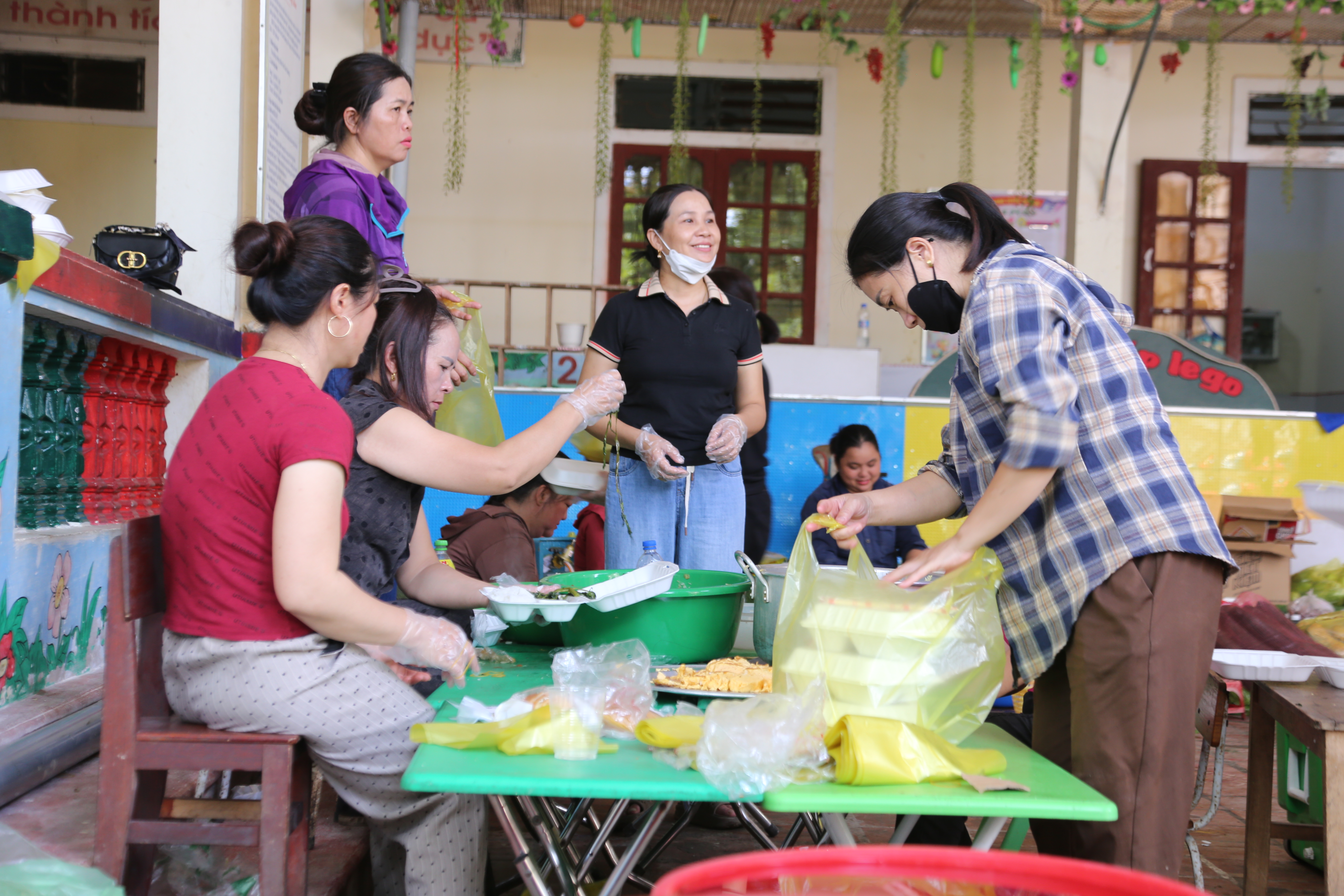Nước lũ rút đi, tình người ở lại- Ảnh 6. Nước lũ rút đi, tình người ở lại- Ảnh 6.