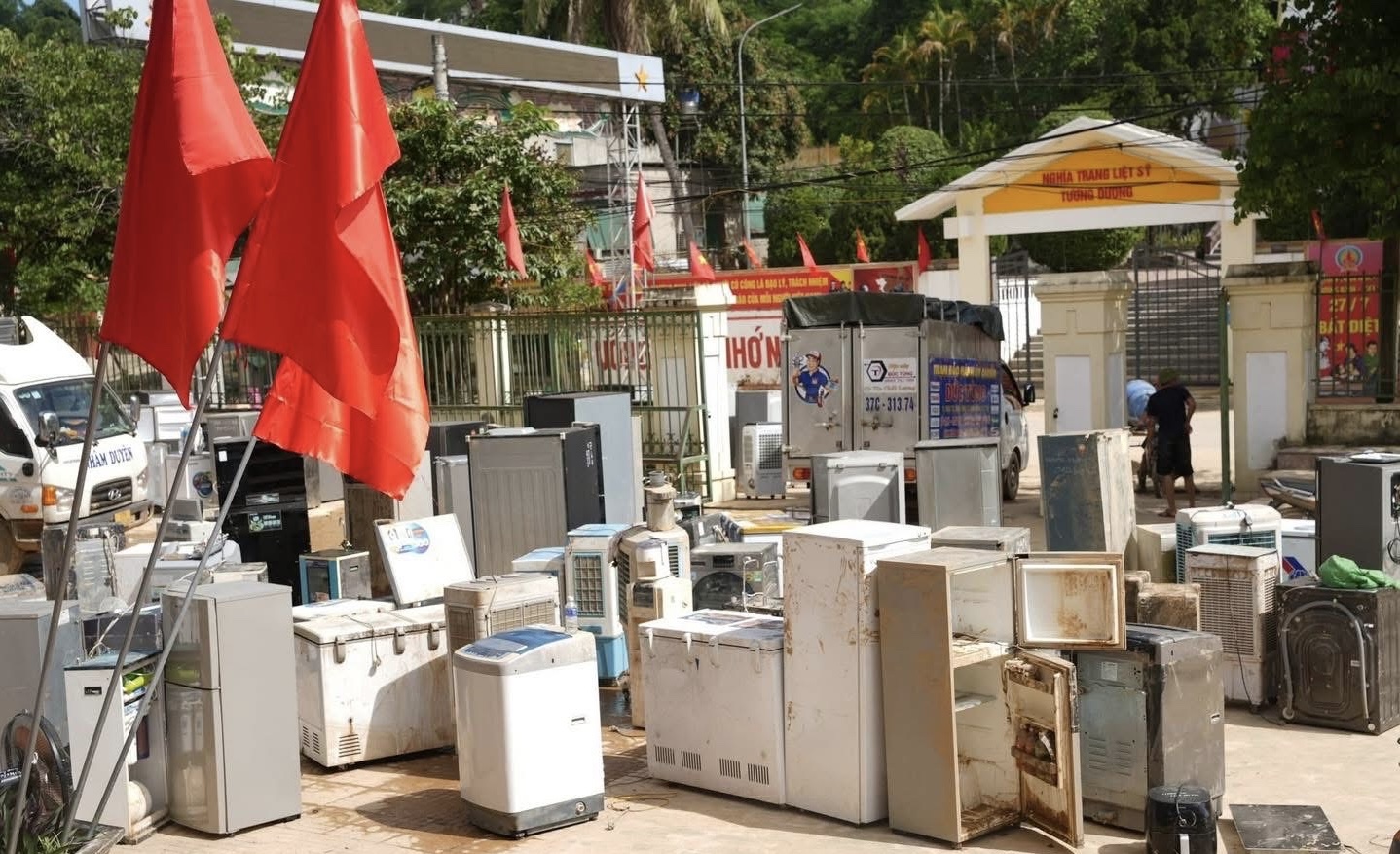 Nước lũ rút đi, tình người ở lại- Ảnh 11. Nước lũ rút đi, tình người ở lại- Ảnh 11.