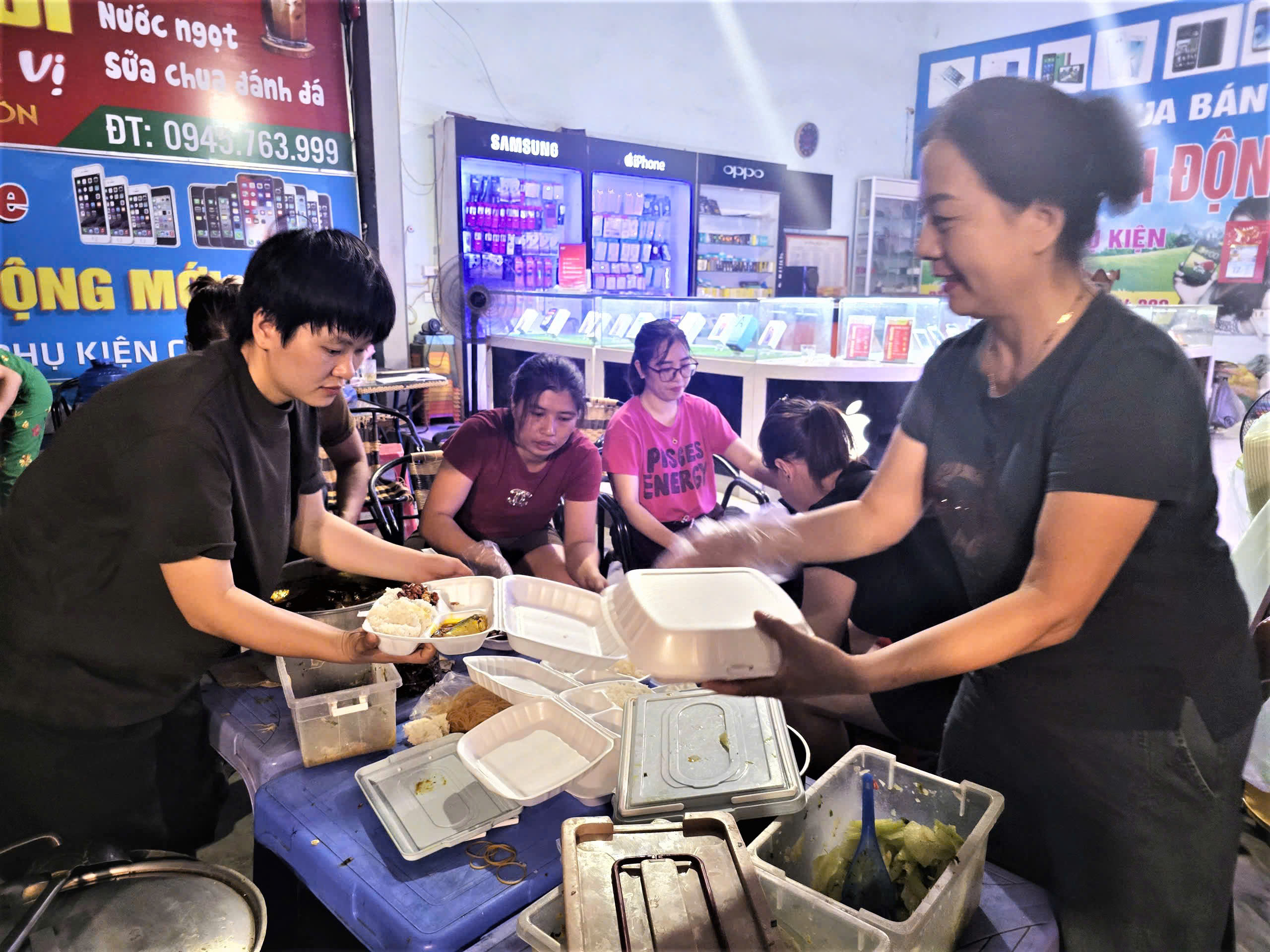 Nước lũ rút đi, tình người ở lại- Ảnh 8. Nước lũ rút đi, tình người ở lại- Ảnh 8.