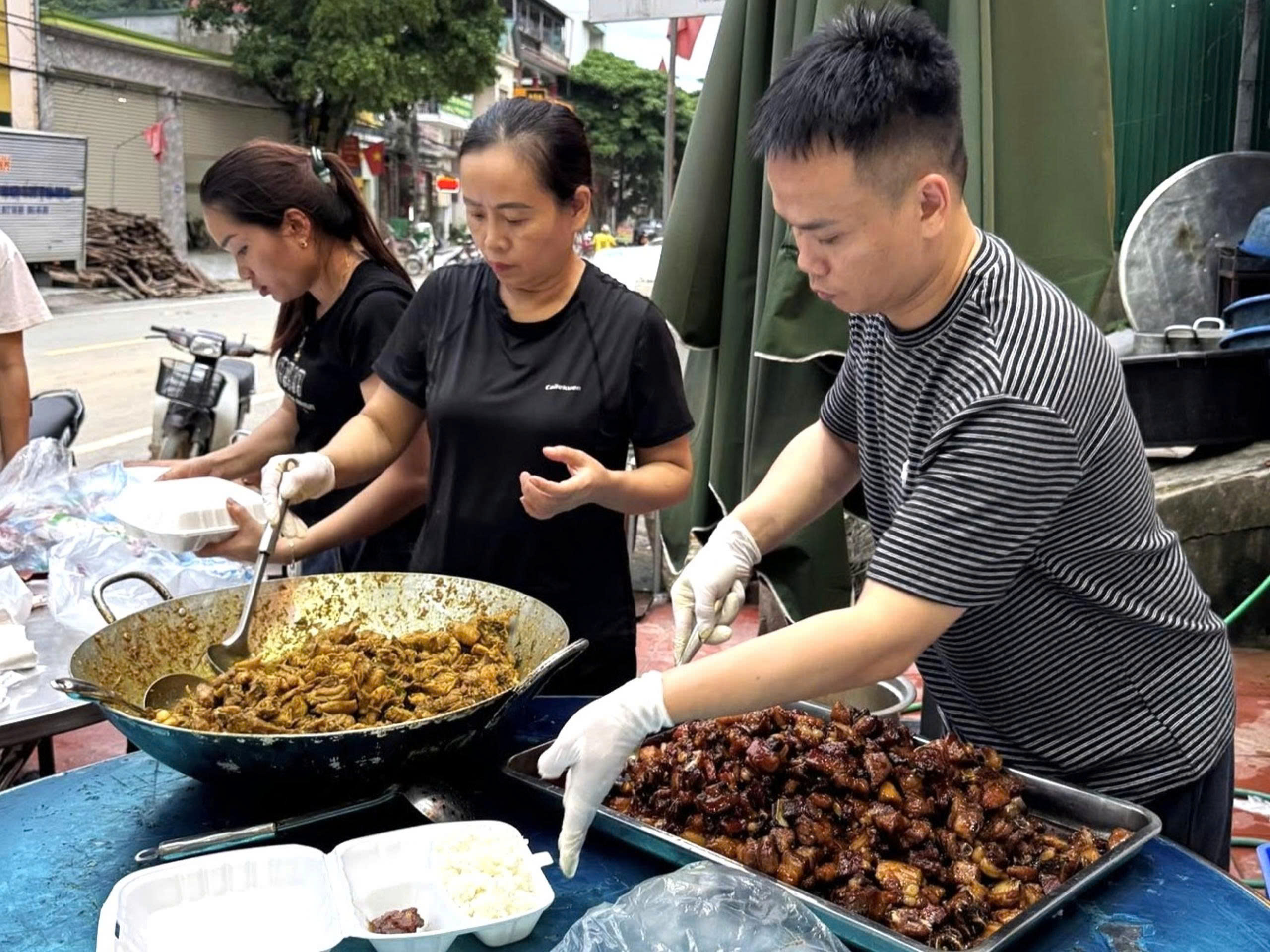 Nước lũ rút đi, tình người ở lại- Ảnh 2. Nước lũ rút đi, tình người ở lại- Ảnh 2.