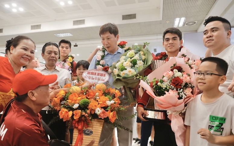 Chiếc cúp vô địch U23 Đông Nam Á cùng các cầu thủ đã về đến Hà Nội