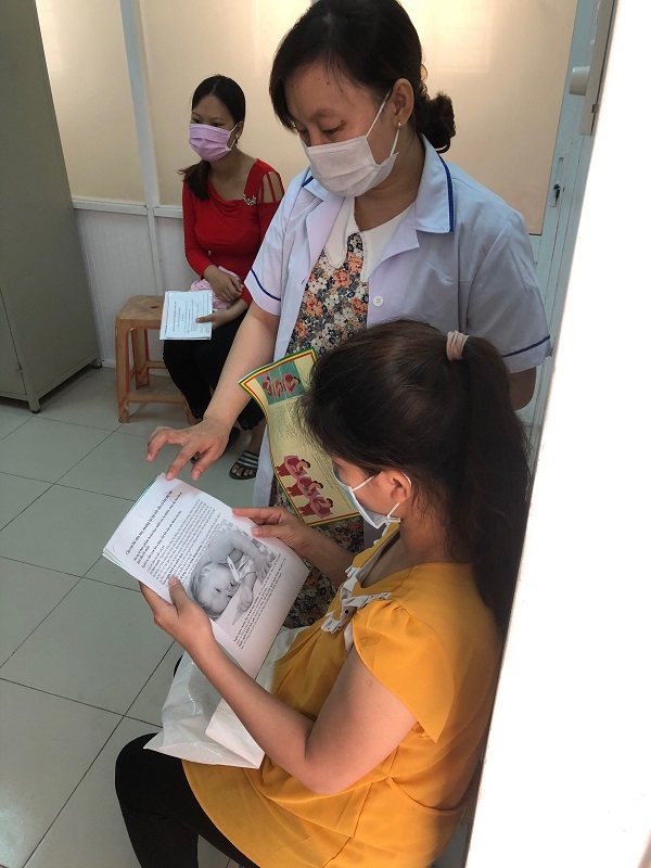 Vai trò cán bộ y tế và người có uy tín trong duy trì và phát huy việc nuôi con bằng sữa mẹ ở DTTS- Ảnh 3.