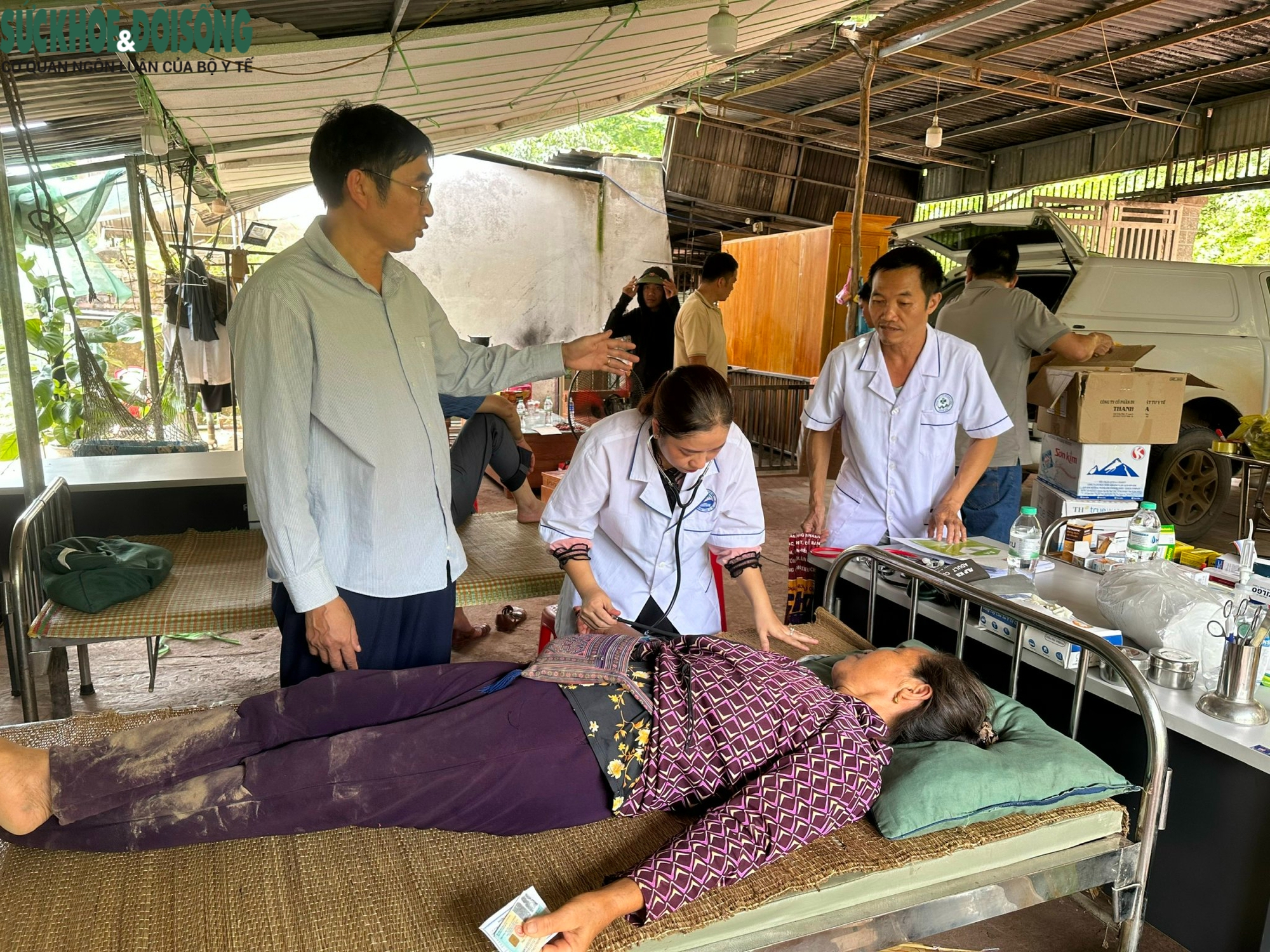 Tăng cường y, bác sĩ đến giúp người dân vùng lũ- Ảnh 2. Tăng cường y, bác sĩ đến giúp người dân vùng lũ- Ảnh 2.
