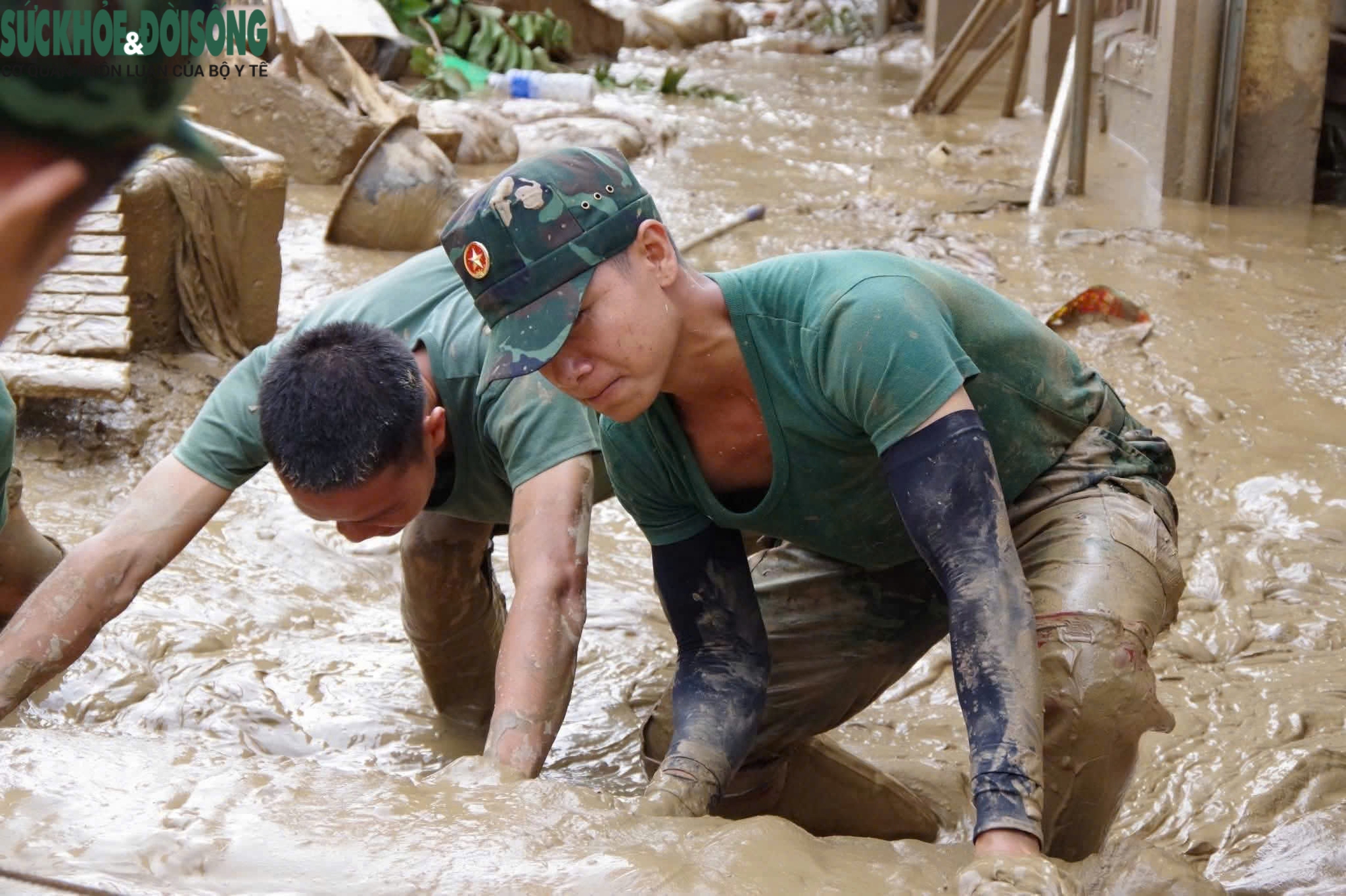 Bộ đội trằn mình trong bùn đất giúp dân dựng lại cuộc sống sau lũ- Ảnh 1. Bộ đội trằn mình trong bùn đất giúp dân dựng lại cuộc sống sau lũ- Ảnh 1.