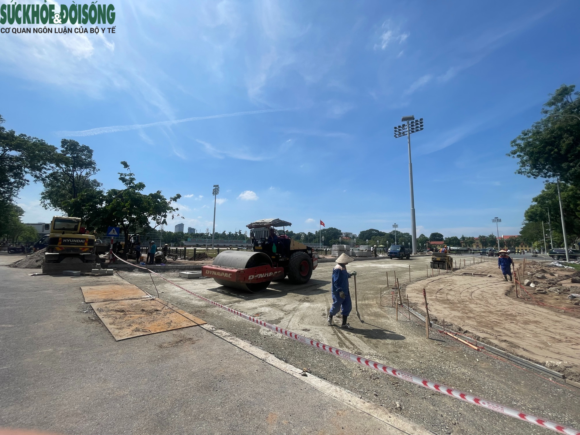 Công nhân đội nắng gấp rút hoàn thiện công trình mở rộng không gian Quảng trường Ba Đình trước 15/8- Ảnh 1.
