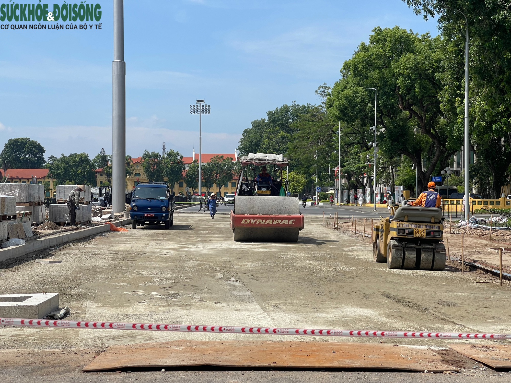 Công nhân đội nắng gấp rút hoàn thiện công trình mở rộng không gian Quảng trường Ba Đình trước 15/8- Ảnh 2.