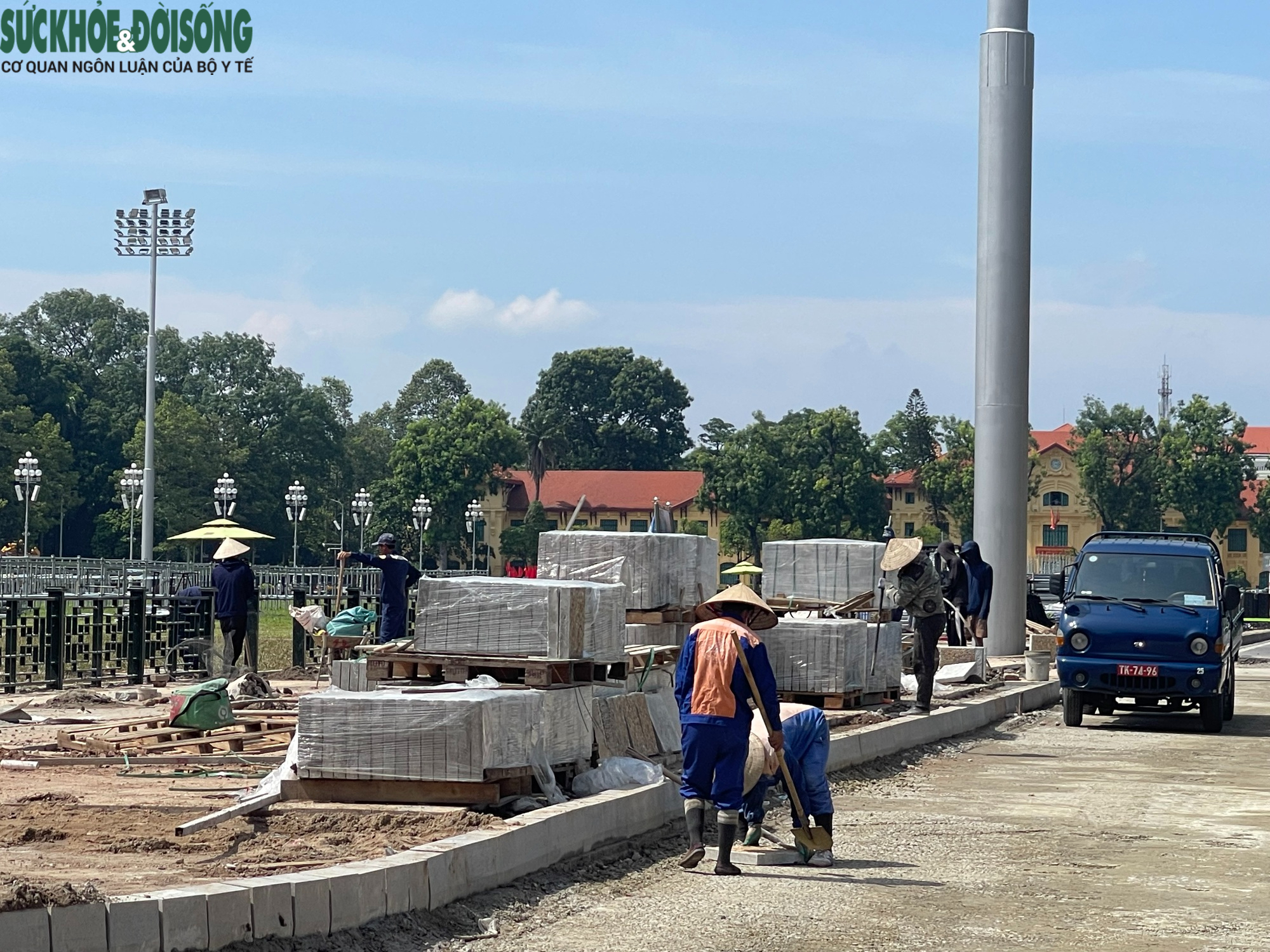 Công nhân đội nắng gấp rút hoàn thiện công trình mở rộng không gian Quảng trường Ba Đình trước 15/8- Ảnh 3.