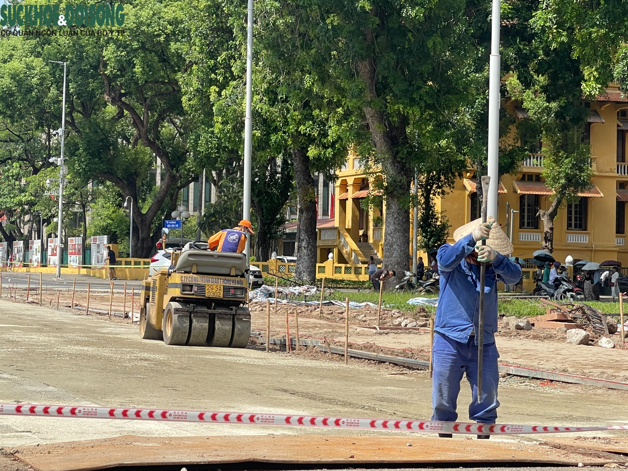 Công nhân đội nắng gấp rút hoàn thiện công trình mở rộng không gian Quảng trường Ba Đình trước 15/8- Ảnh 4.