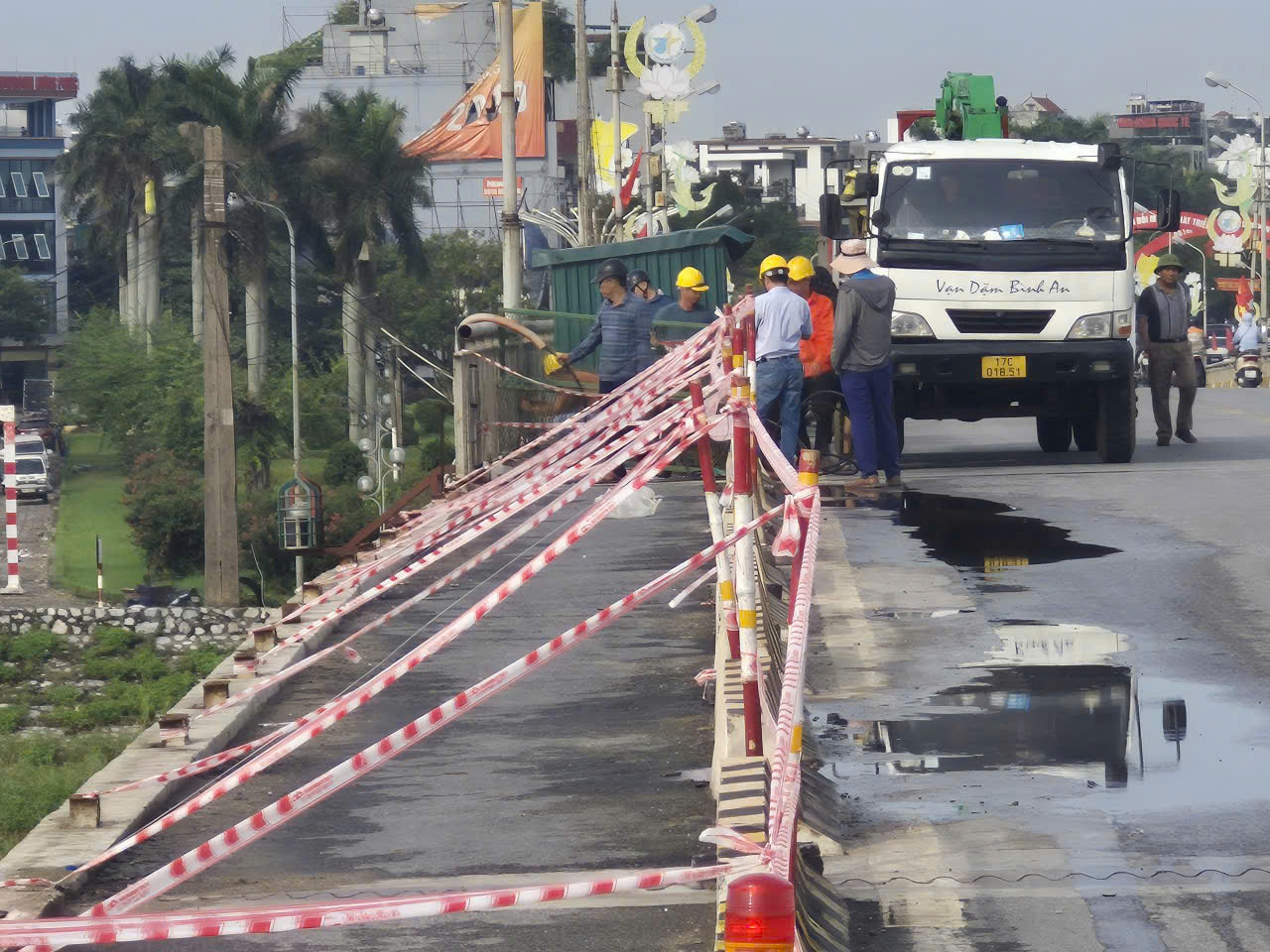 Dông lốc trong đêm hất văng lan can và hệ thống đèn chiếu sáng cầu Thái Bình- Ảnh 2. Dông lốc trong đêm hất văng lan can và hệ thống đèn chiếu sáng cầu Thái Bình- Ảnh 2.