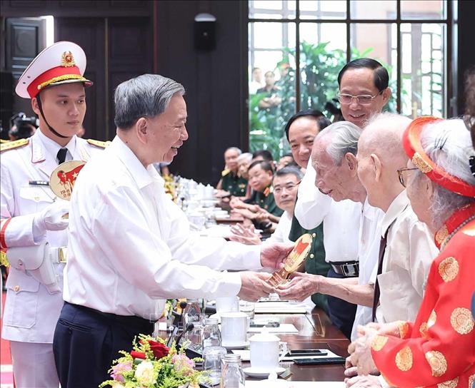 Tổng Bí thư Tô Lâm gặp mặt đại biểu có công với cách mạng- Ảnh 2. Tổng Bí thư Tô Lâm gặp mặt đại biểu có công với cách mạng- Ảnh 2.