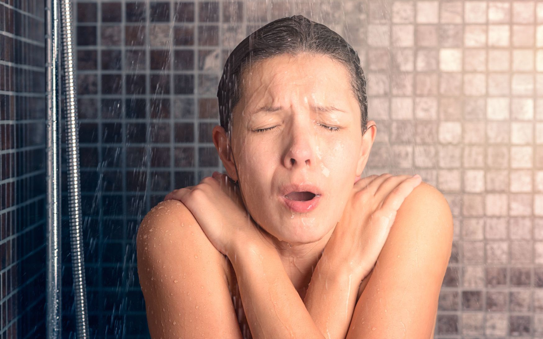 Tắm nước lạnh mùa hè: Sảng khoái đâu chưa thấy, người cao huyết áp coi chừng nguy hiểm