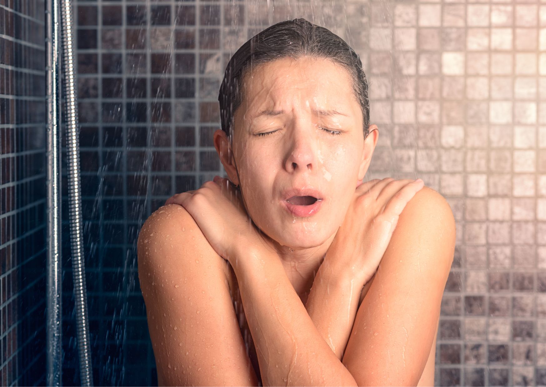 Người bị huyết áp cao cần thận trọng khi tắm nước lạnh để tránh nguy cơ tim mạch