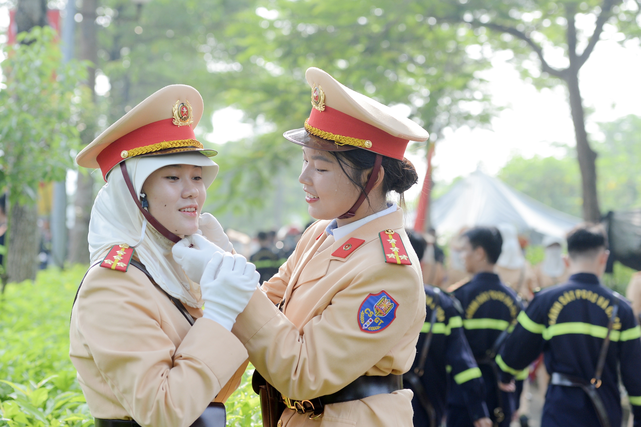 Tình đồng đội giữa thao trường A80- Ảnh 2. Tình đồng đội giữa thao trường A80- Ảnh 2.