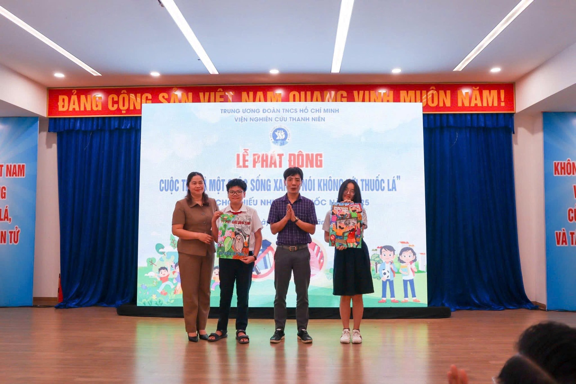 Phát động cuộc thi vẽ tranh tuyên truyền xây dựng môi trường không khói thuốc- Ảnh 2. Phát động cuộc thi vẽ tranh tuyên truyền xây dựng môi trường không khói thuốc- Ảnh 2.