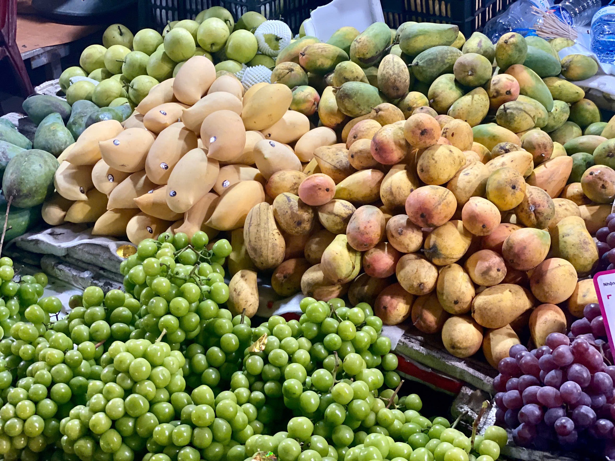 Tiểu thương tiết lộ về nguồn gốc của loại xoài vàng ươm, thơm nức đang bán đầy chợ Việt- Ảnh 5.