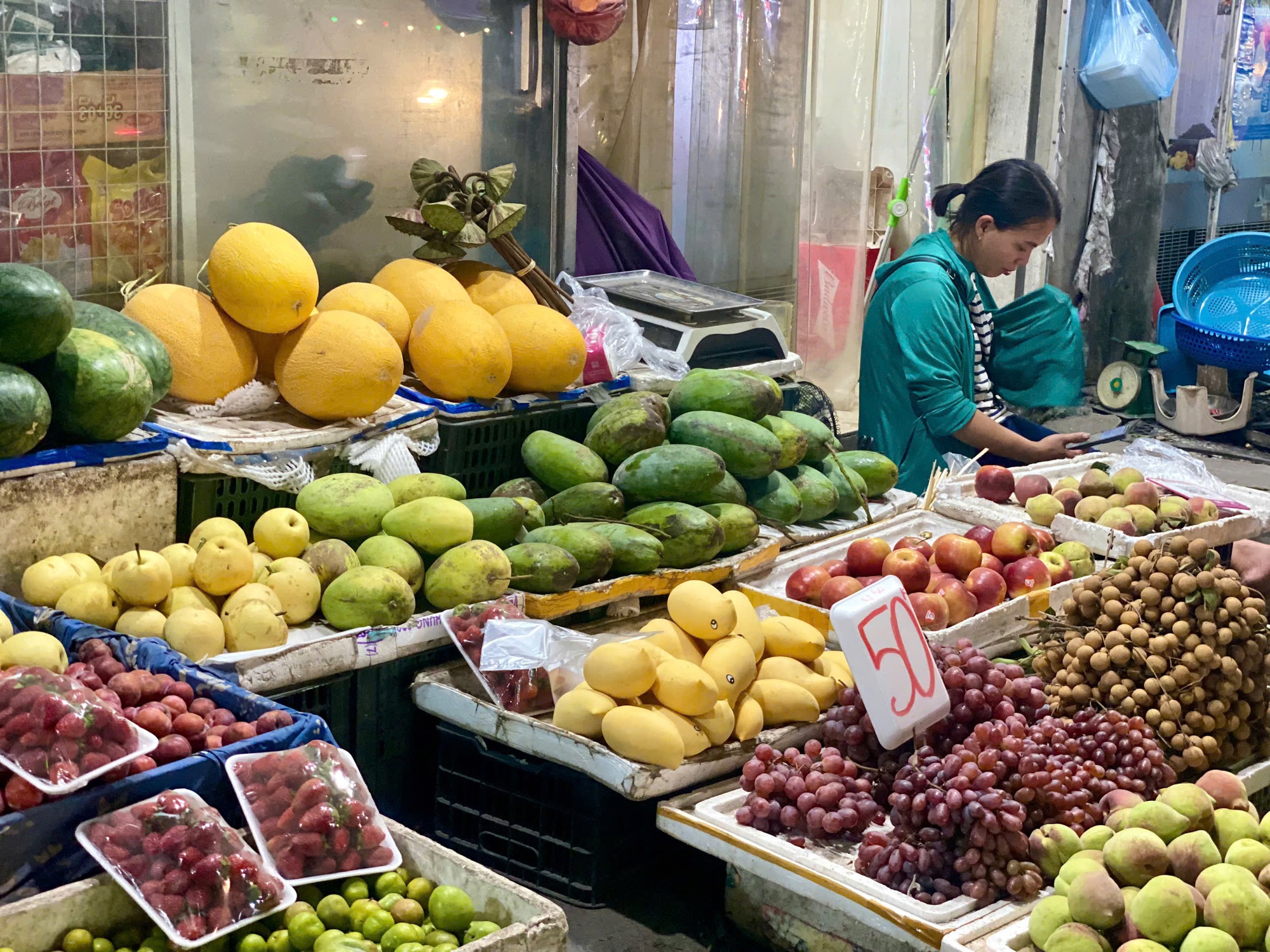 Tiểu thương tiết lộ về nguồn gốc của loại xoài vàng ươm, thơm nức đang bán đầy chợ Việt- Ảnh 1.