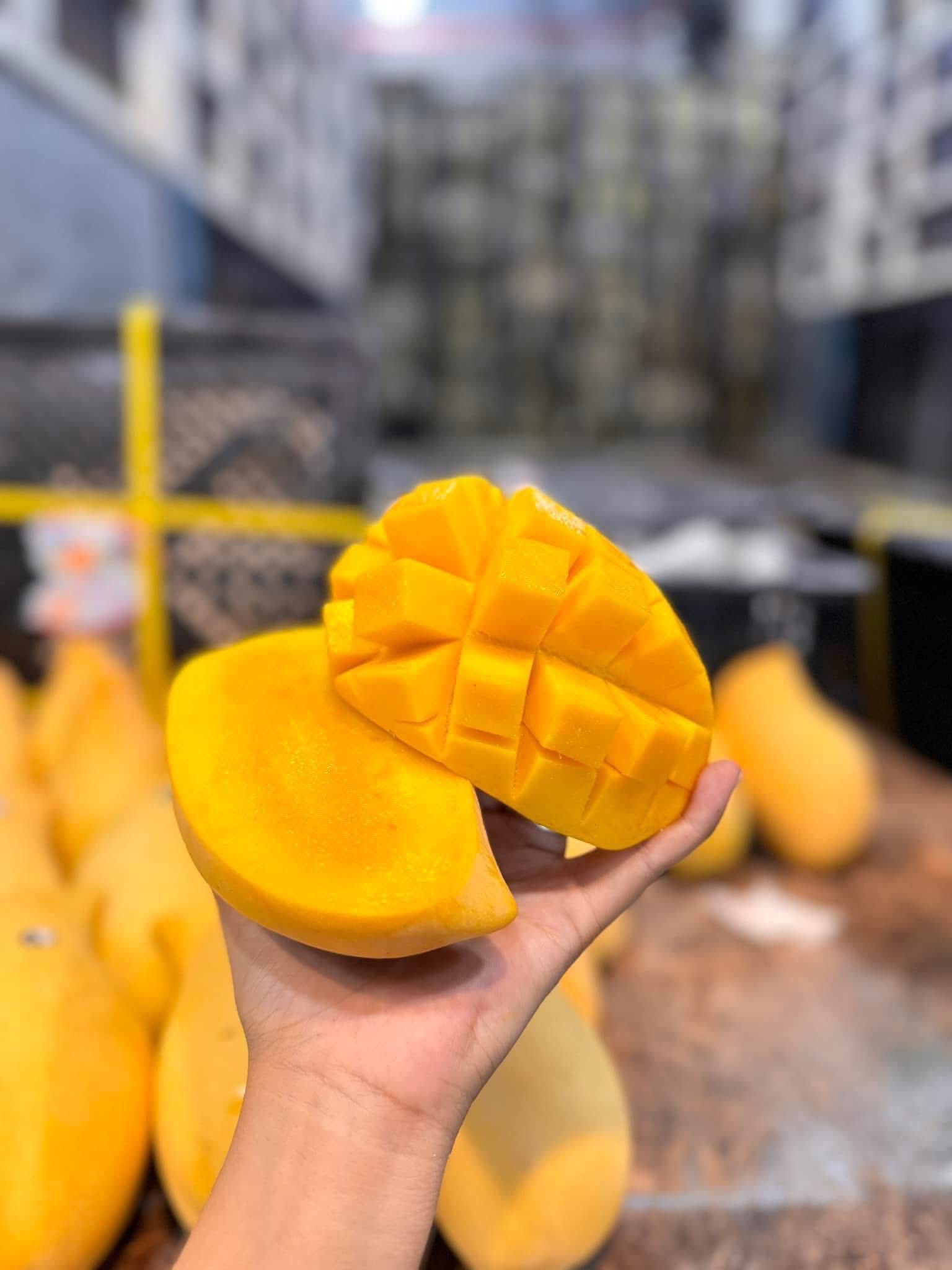 Tiểu thương tiết lộ về nguồn gốc của loại xoài vàng ươm, thơm nức đang bán đầy chợ Việt- Ảnh 12.