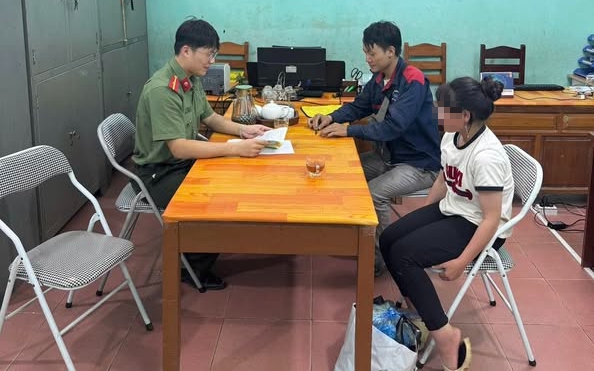 Xuống xe khách giữa đường, bé gái người Mông đi lạc gần 10 tiếng