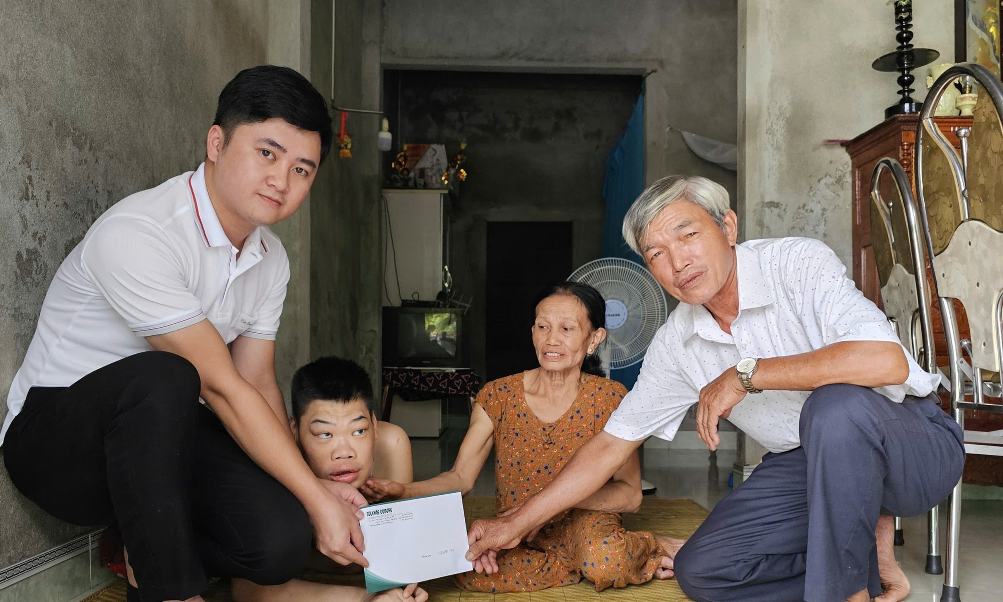 Tấm lòng bạn đọc Báo Sức khỏe và Đời sống đến với hoàn cảnh mẹ già chăm con bại liệt ở Huế- Ảnh 1. Tấm lòng bạn đọc Báo Sức khỏe và Đời sống đến với hoàn cảnh mẹ già chăm con bại liệt ở Huế- Ảnh 1.