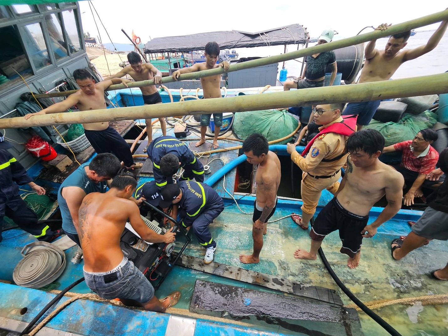 Công an cứu thành công tàu cá gặp nạn trên biển- Ảnh 1. Công an cứu thành công tàu cá gặp nạn trên biển- Ảnh 1.