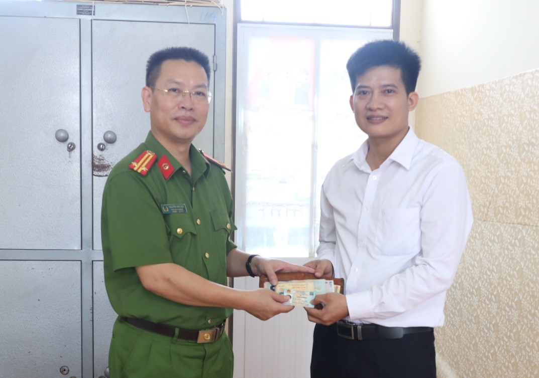 Trên đường đến nhà chị gái, Trung tá công an nhặt được số tiền lớn cùng nhiều giấy tờ cá nhân- Ảnh 2. Trên đường đến nhà chị gái, Trung tá công an nhặt được số tiền lớn cùng nhiều giấy tờ cá nhân- Ảnh 2.