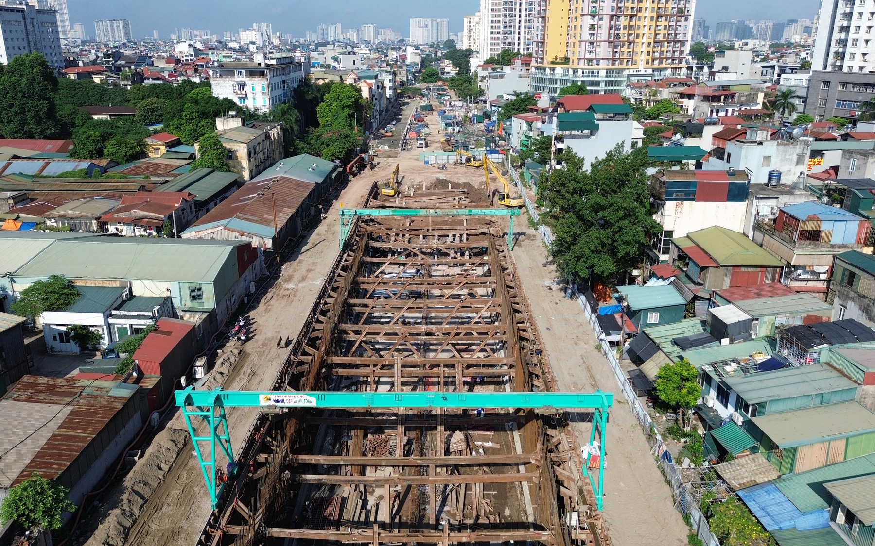 Những tuyến phố nào của Hà Nội sắp được 'hoàn trả lại mặt đường'?- Ảnh 1. Hà Nội: Nhiều công trình xây dựng thiếu giàn giáo, rào chắn, hồ sơ chưa đạt