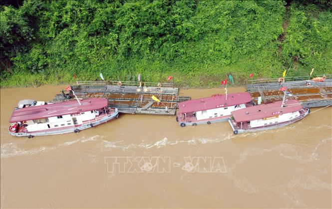 Vận hành lại phà quân sự ở khu vực cầu Phong Châu- Ảnh 1. Vận hành lại phà quân sự ở khu vực cầu Phong Châu- Ảnh 1.