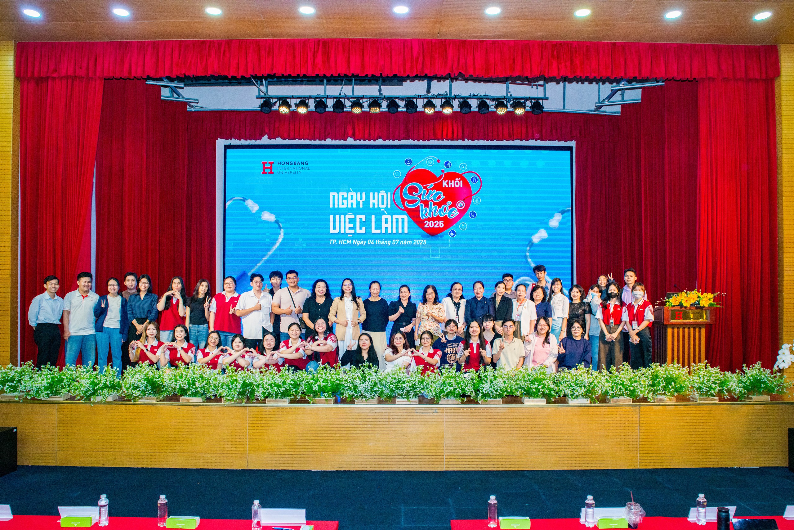Nhiều bệnh viện 'đặt chỗ' tuyển dụng sinh viên ngành Y trước khi tốt nghiệp- Ảnh 2. Nhiều bệnh viện 'đặt chỗ' tuyển dụng sinh viên ngành Y trước khi tốt nghiệp- Ảnh 2.