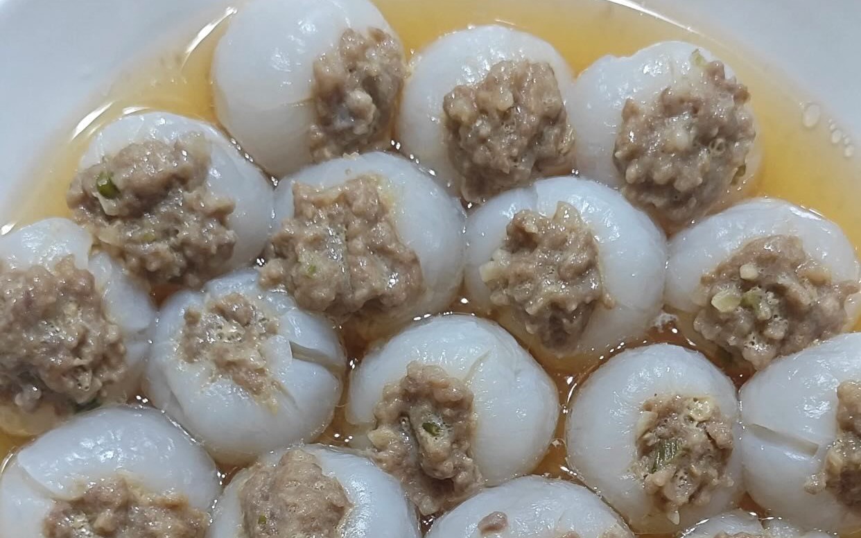 Vải nhồi thịt hấp gây bão mạng: Những ai ăn được món này?