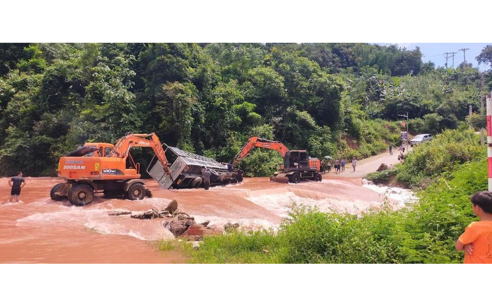 Mưa lớn gây sạt lở nghiêm trọng ở xã biên giới, nhiều hộ dân phải di dời khẩn cấp