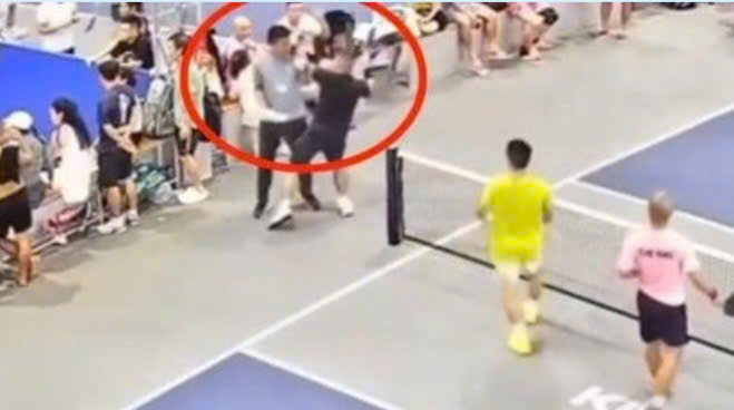 Đánh trọng tài, vận động viên bị cấm thi đấu giải pickleball trong 1 năm- Ảnh 1. Đánh trọng tài, vận động viên bị cấm thi đấu giải pickleball trong 1 năm- Ảnh 1.