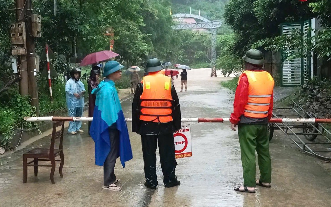 Mưa dông bao phủ khiến nhiều tuyến phố ở Hà Nội có nguy cơ ngập nặng- Ảnh 5. Mưa lớn trong đêm khiến nhiều khu vực ở xã miền núi Nghệ An ngập nặng, chính quyền xuyên đêm ứng phó