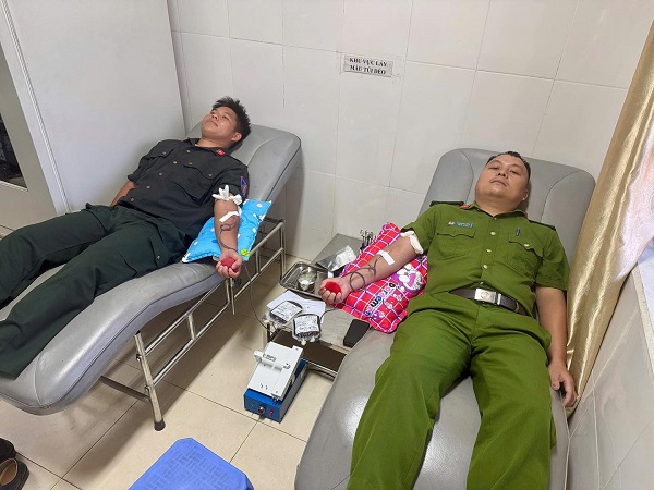 2 chiến sĩ Công an Tuyên Quang hiến máu cứu thiếu niên 14 tuổi qua cơn nguy kịch- Ảnh 1. 2 chiến sĩ Công an Tuyên Quang hiến máu cứu thiếu niên 14 tuổi qua cơn nguy kịch- Ảnh 1.