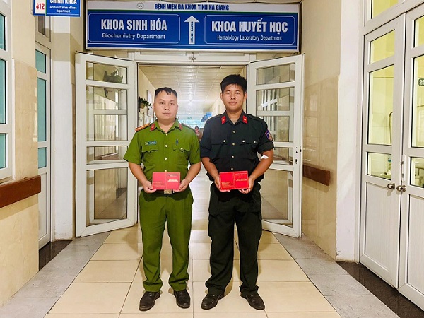 2 chiến sĩ Công an Tuyên Quang hiến máu cứu thiếu niên 14 tuổi qua cơn nguy kịch- Ảnh 2. 2 chiến sĩ Công an Tuyên Quang hiến máu cứu thiếu niên 14 tuổi qua cơn nguy kịch- Ảnh 2.